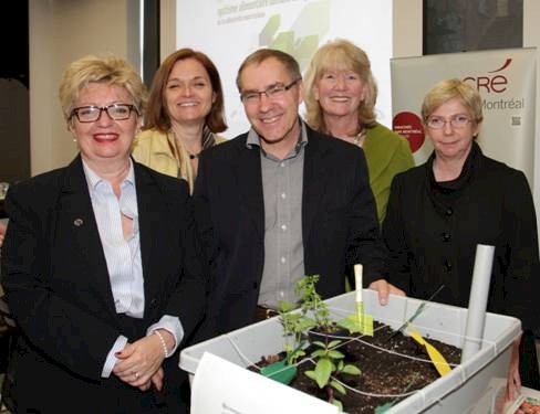De gauche &Atilde;&nbsp; droite : Mme Diane De Courcy, membre du comit&Atilde;&copy; ex&Atilde;&copy;cutif de la CR&Atilde; de Montr&Atilde;&copy;al; Mme Marie-Claire Dumas, directrice g&Atilde;&copy;n&Atilde;&copy;rale, CR&Atilde; de Montr&Atilde;&copy;al; M. Louis Drouin, directeur du secteur environnement urbain et sant&Atilde;&copy; de la Direction de sant&Atilde;&copy; publique de Montr&Atilde;&copy;al; Mme Jane Cowell-Poitras, membre du comit&Atilde;&copy; ex&Atilde;&copy;cutif de la CR&Atilde; de Montr&Atilde;&copy;al; Mme Jocelyn-Ann Campbell, responsable du d&Atilde;&copy;veloppement social et communautaire, de la famille et des a&Atilde;&reg;n&Atilde;&copy;s au comit&Atilde;&copy; ex&Atilde;&copy;cutif de la Ville de Montr&Atilde;&copy;al  Cr&Atilde;&copy;dit : &Acirc;&copy; Sylvain L&Atilde;&copy;gar&Atilde;&copy;