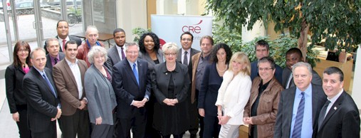 Mme Diane De Courcy, ministre de l&acirc;Immigration et des Communaut&Atilde;&copy;s culturelles et ministre responsable de la Charte de la langue fran&Atilde;&sect;aise et M. Richard Deschamps, vice-pr&Atilde;&copy;sident de la CR&Atilde; de Montr&Atilde;&copy;al, en compagnie de partenaires d&acirc;Entreprendre ici. Cr&Atilde;&copy;dits : &Acirc;&copy; CR&Atilde; de Montr&Atilde;&copy;al